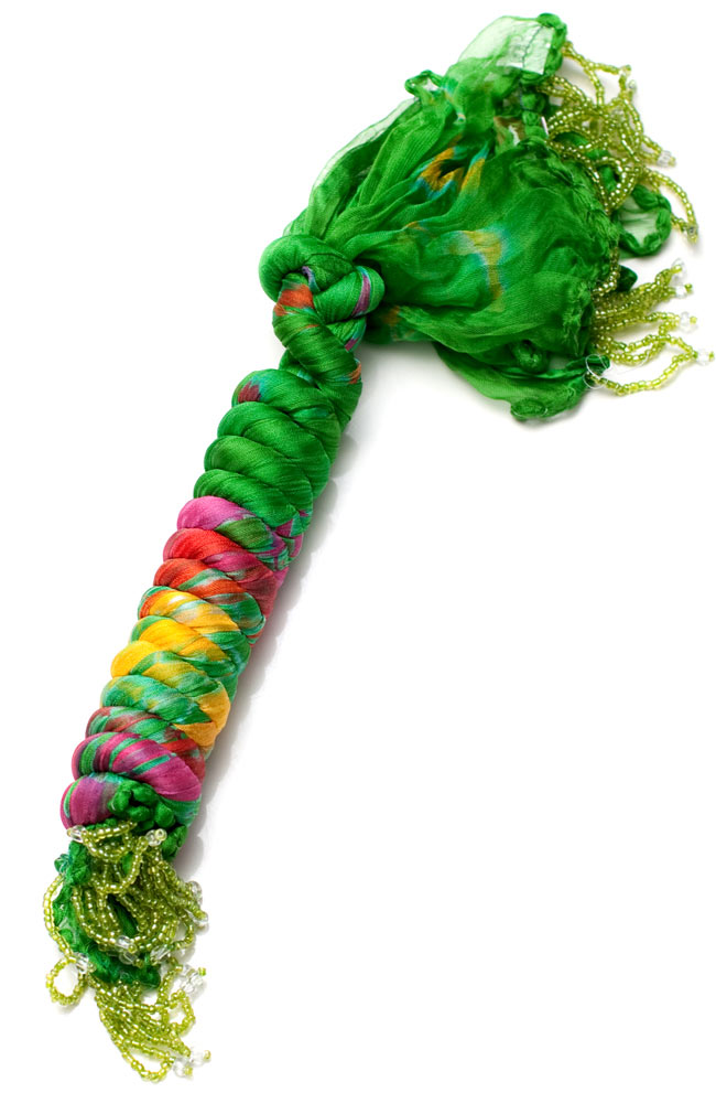 インドの薄ショール クリンクル タイダイドゥパッタ - 黄緑 5 - このように巻くことで、独特の色合いとクリンクルなフワフワした質感を生み出しています。