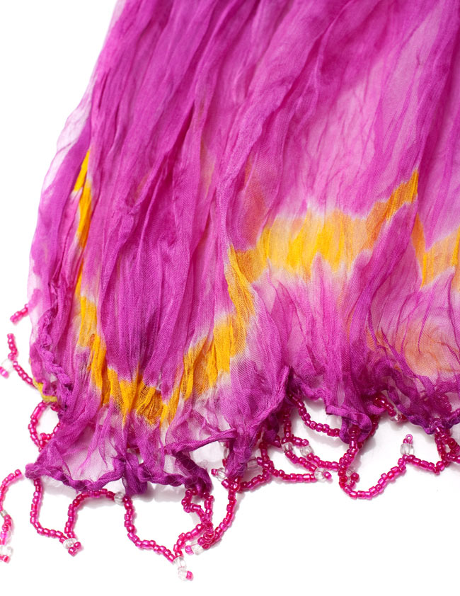 インドの薄ショール クリンクル タイダイドゥパッタ - ピンク 3 - 透け感のある生地に、ビーズがデコレーションされています