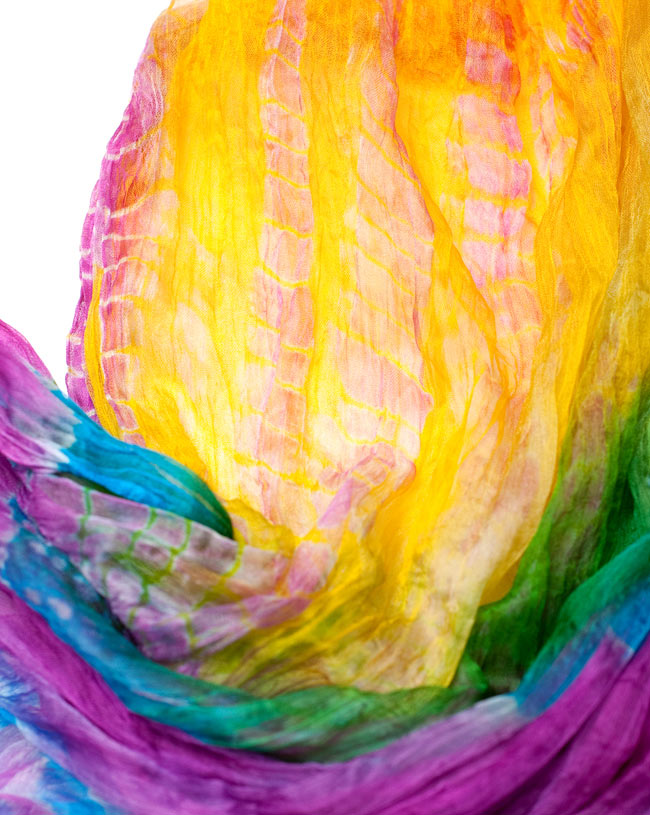 インドの薄ショール クリンクル タイダイドゥパッタ - ピンク 4 - 生地の拡大写真です