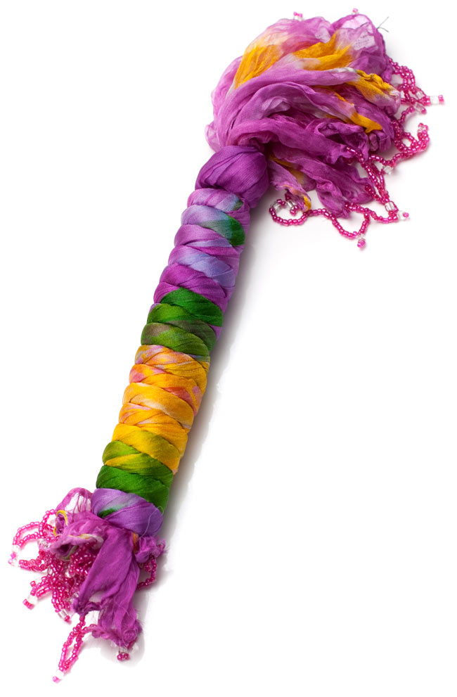 インドの薄ショール クリンクル タイダイドゥパッタ - ピンク 5 - このように巻くことで、独特の色合いとクリンクルなフワフワした質感を生み出しています。