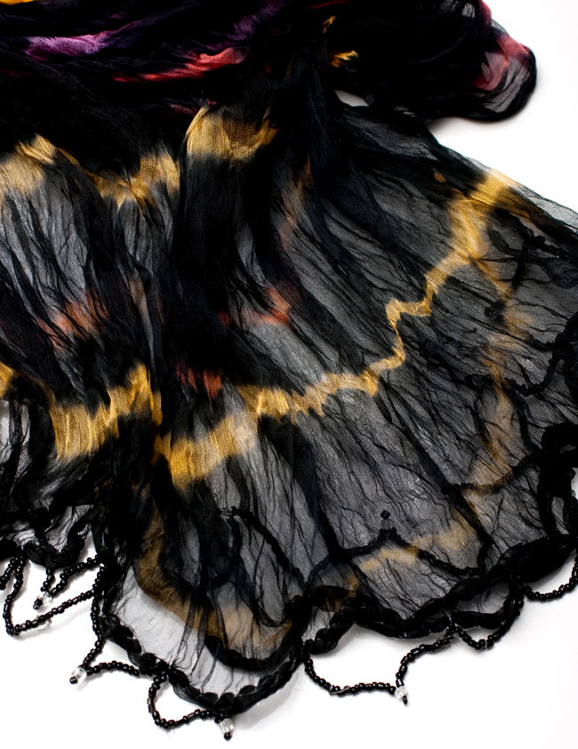 インドの薄ショール クリンクル タイダイドゥパッタ - 黒 3 - 透け感のある生地に、ビーズがデコレーションされています