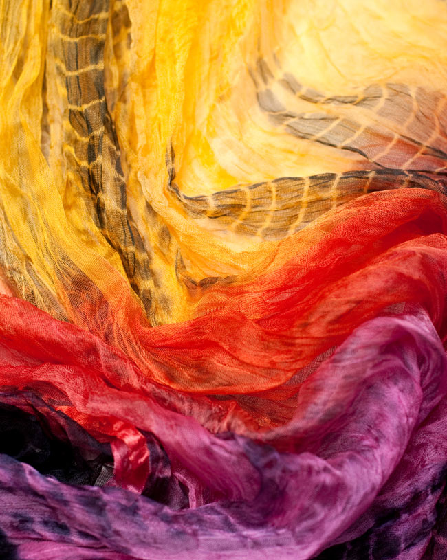 インドの薄ショール クリンクル タイダイドゥパッタ - 黒 4 - 生地の拡大写真です