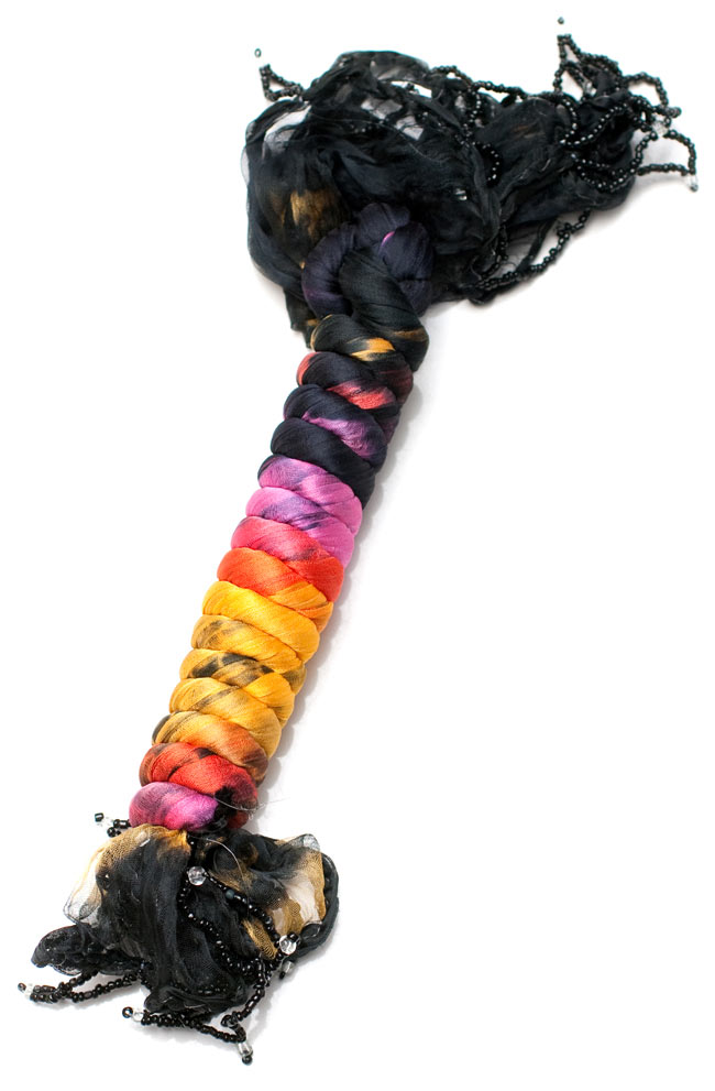 インドの薄ショール クリンクル タイダイドゥパッタ - 黒 5 - このように巻くことで、独特の色合いとクリンクルなフワフワした質感を生み出しています。