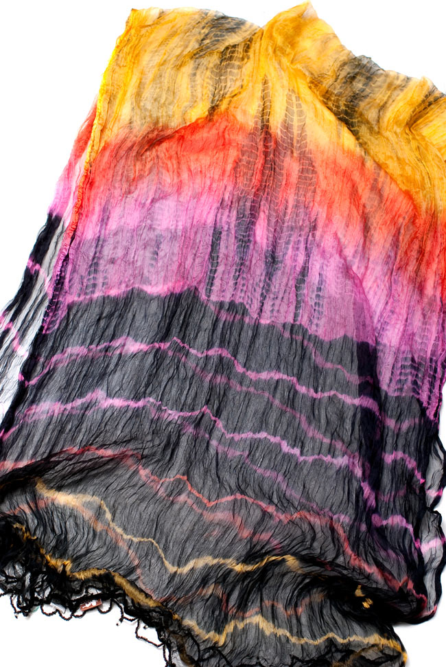 インドの薄ショール クリンクル タイダイドゥパッタ - 黒の写真