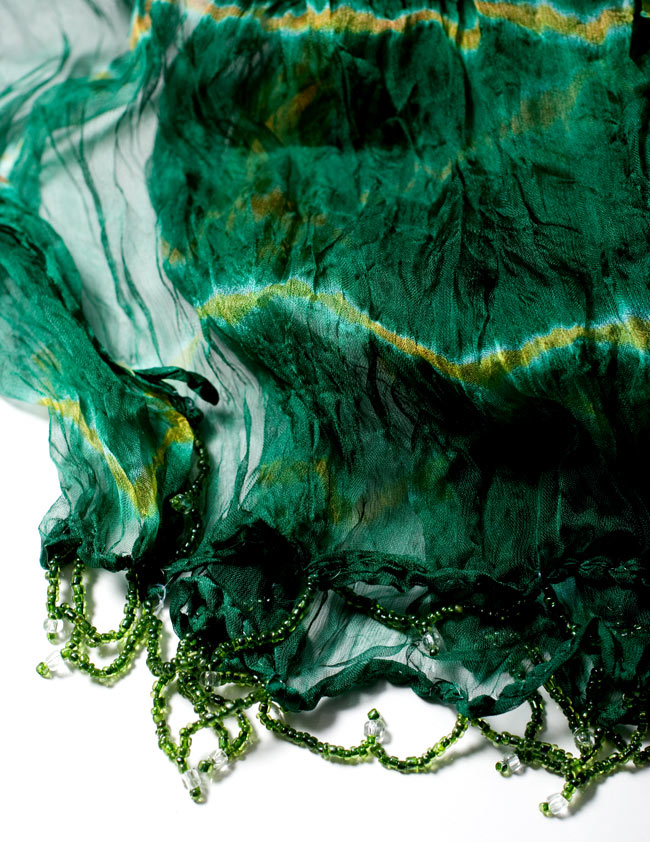 インドの薄ショール クリンクル タイダイドゥパッタ - 緑 3 - 透け感のある生地に、ビーズがデコレーションされています