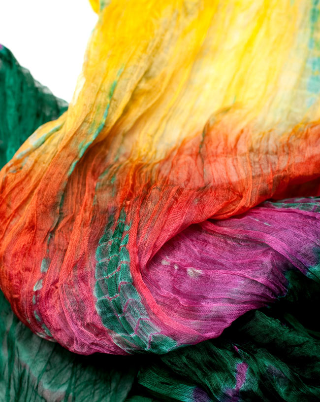 インドの薄ショール クリンクル タイダイドゥパッタ - 緑 4 - 生地の拡大写真です