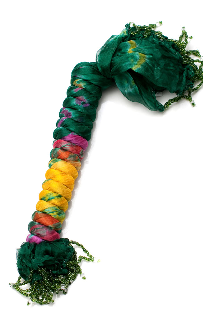 インドの薄ショール クリンクル タイダイドゥパッタ - 緑 5 - このように巻くことで、独特の色合いとクリンクルなフワフワした質感を生み出しています。