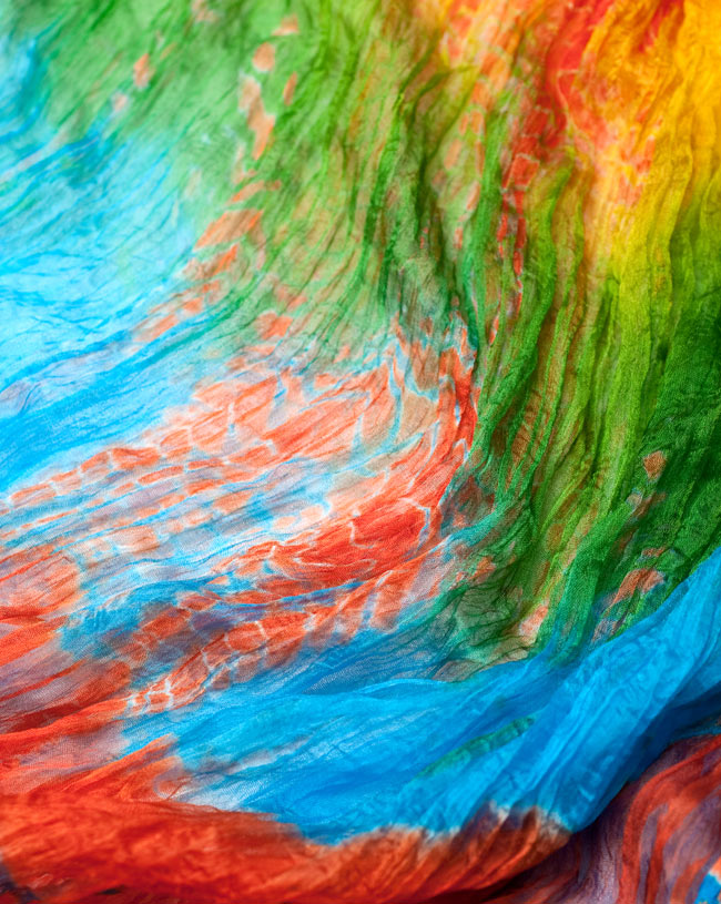 インドの薄ショール クリンクル タイダイドゥパッタ - ブラッドオレンジ 4 - 生地の拡大写真です