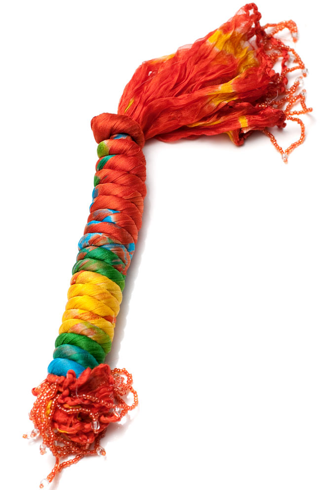 インドの薄ショール クリンクル タイダイドゥパッタ - ブラッドオレンジ 5 - このように巻くことで、独特の色合いとクリンクルなフワフワした質感を生み出しています。