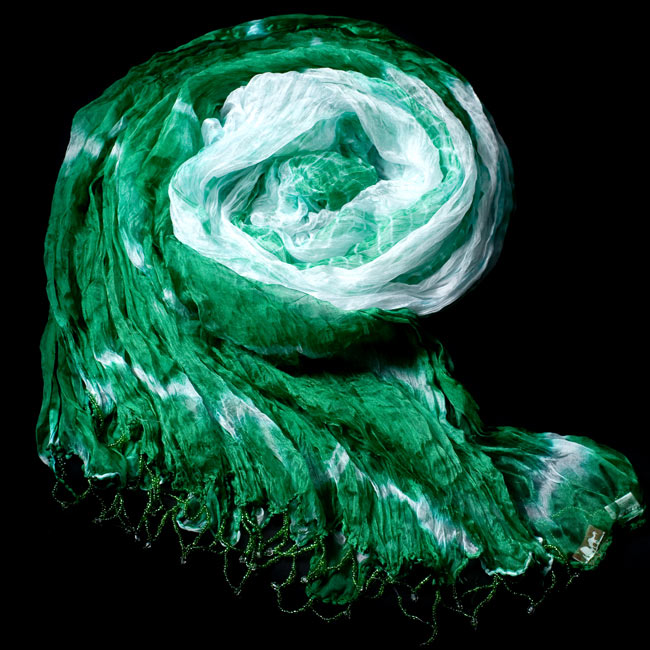 インドの薄ショール クリンクル タイダイドゥパッタ - グリーン 2 - 鮮やかでビビッドな色彩が綺麗です