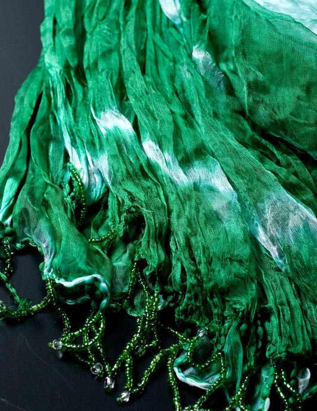 インドの薄ショール クリンクル タイダイドゥパッタ - グリーン 3 - 透け感のある生地に、ビーズがデコレーションされています
