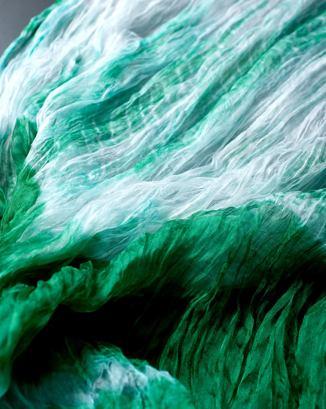 インドの薄ショール クリンクル タイダイドゥパッタ - グリーン 4 - 生地の拡大写真です