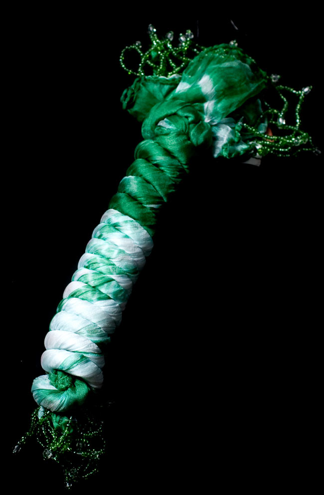 インドの薄ショール クリンクル タイダイドゥパッタ - グリーン 5 - このように巻くことで、独特の色合いとクリンクルなフワフワした質感を生み出しています。