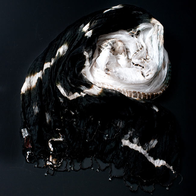 インドの薄ショール クリンクル タイダイドゥパッタ - 黒 2 - 鮮やかでビビッドな色彩が綺麗です