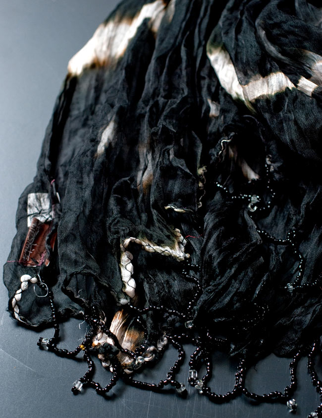 インドの薄ショール クリンクル タイダイドゥパッタ - 黒 3 - 透け感のある生地に、ビーズがデコレーションされています