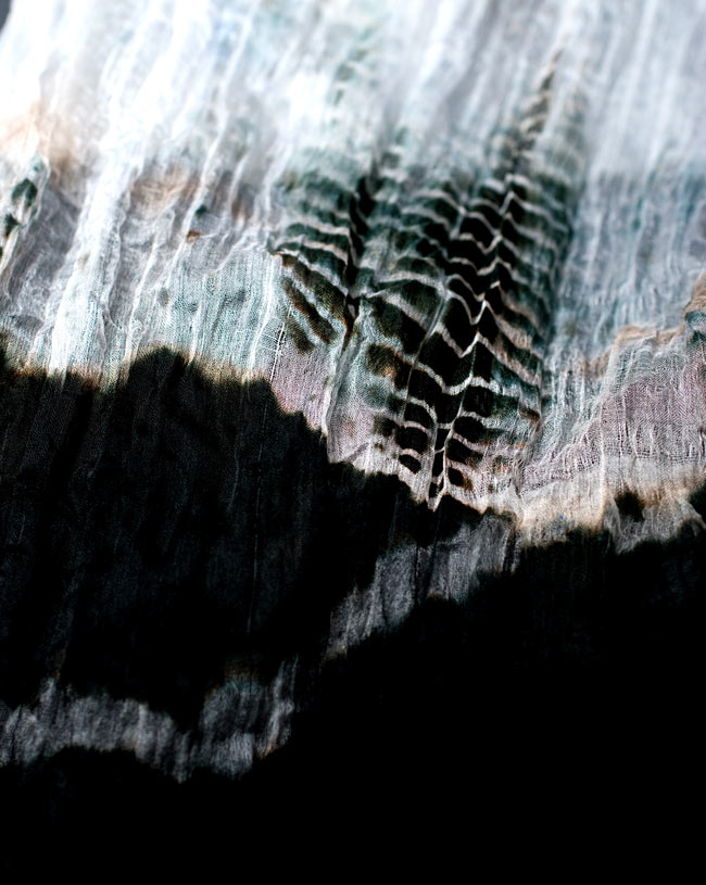 インドの薄ショール クリンクル タイダイドゥパッタ - 黒 4 - 生地の拡大写真です