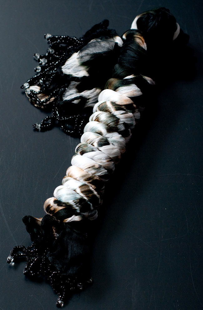 インドの薄ショール クリンクル タイダイドゥパッタ - 黒 5 - このように巻くことで、独特の色合いとクリンクルなフワフワした質感を生み出しています。