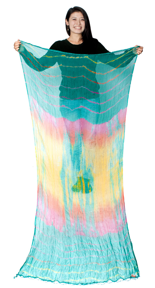 インドの薄ショール クリンクル タイダイドゥパッタ - 黒 6 - サイズ比較の為、同ジャンル品をモデルさんが広げたところの写真です。