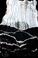 インドの薄ショール クリンクル タイダイドゥパッタ - 黒の商品写真