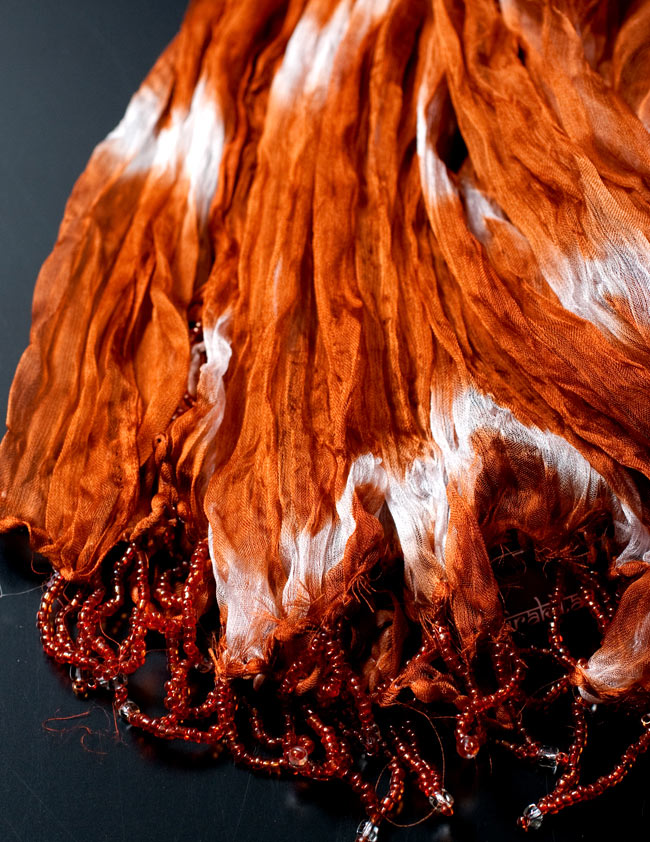 インドの薄ショール クリンクル タイダイドゥパッタ - ブラウン 3 - 透け感のある生地に、ビーズがデコレーションされています