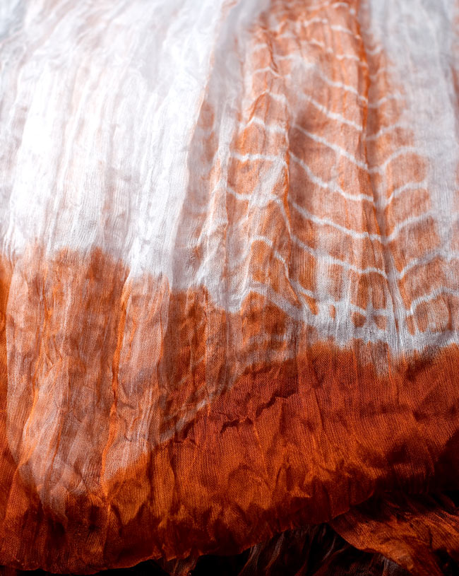 インドの薄ショール クリンクル タイダイドゥパッタ - ブラウン 4 - 生地の拡大写真です