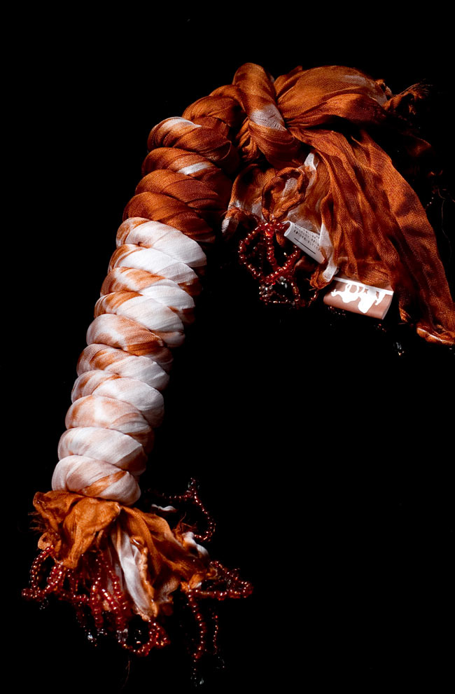 インドの薄ショール クリンクル タイダイドゥパッタ - ブラウン 5 - このように巻くことで、独特の色合いとクリンクルなフワフワした質感を生み出しています。