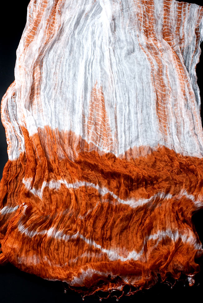 インドの薄ショール クリンクル タイダイドゥパッタ - ブラウンの写真