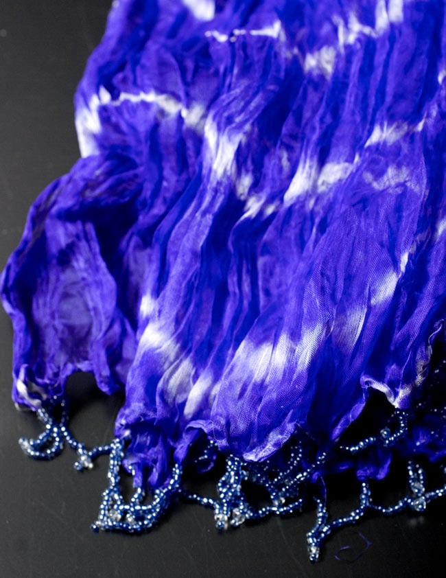 インドの薄ショール クリンクル タイダイドゥパッタ - ブルーパープル 3 - 透け感のある生地に、ビーズがデコレーションされています