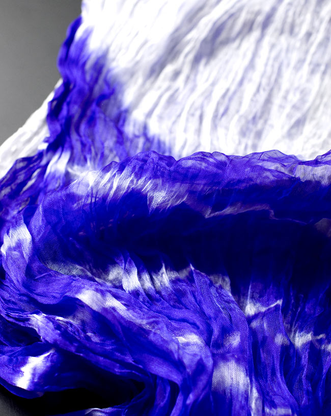 インドの薄ショール クリンクル タイダイドゥパッタ - ブルーパープル 4 - 生地の拡大写真です