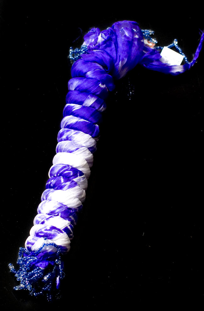 インドの薄ショール クリンクル タイダイドゥパッタ - ブルーパープル 5 - このように巻くことで、独特の色合いとクリンクルなフワフワした質感を生み出しています。