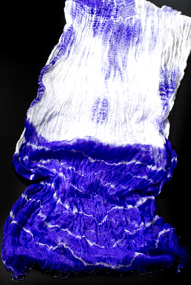 インドの薄ショール クリンクル タイダイドゥパッタ - ブルーパープルの写真