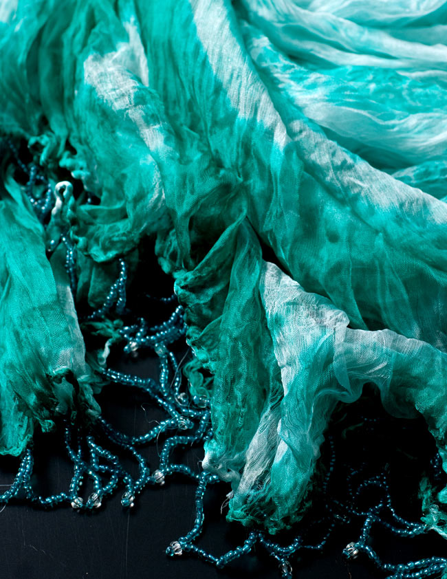 インドの薄ショール クリンクル タイダイドゥパッタ - エメラルド 3 - 透け感のある生地に、ビーズがデコレーションされています