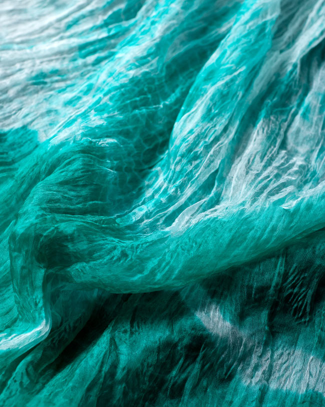 インドの薄ショール クリンクル タイダイドゥパッタ - エメラルド 4 - 生地の拡大写真です