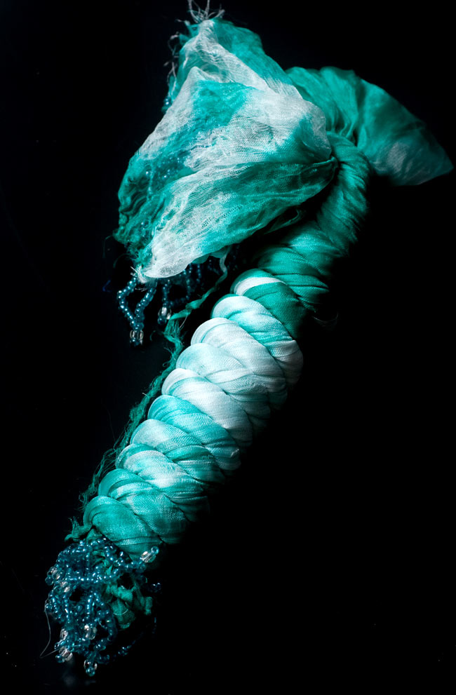 インドの薄ショール クリンクル タイダイドゥパッタ - エメラルド 5 - このように巻くことで、独特の色合いとクリンクルなフワフワした質感を生み出しています。