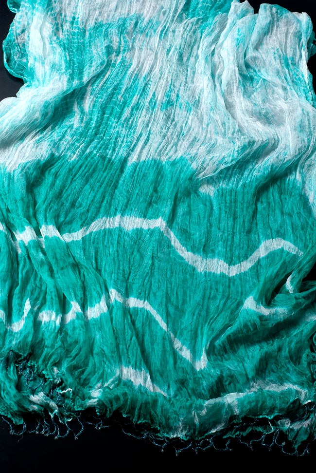 インドの薄ショール クリンクル タイダイドゥパッタ - エメラルドの写真