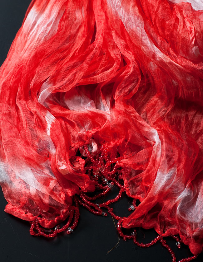 インドの薄ショール クリンクル タイダイドゥパッタ - 薄赤 3 - 透け感のある生地に、ビーズがデコレーションされています