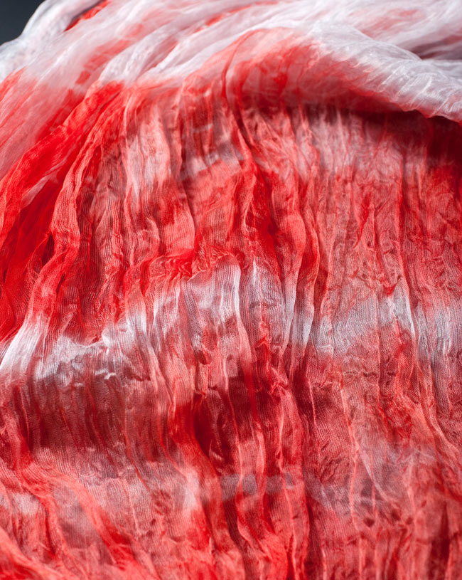 インドの薄ショール クリンクル タイダイドゥパッタ - 薄赤 4 - 生地の拡大写真です