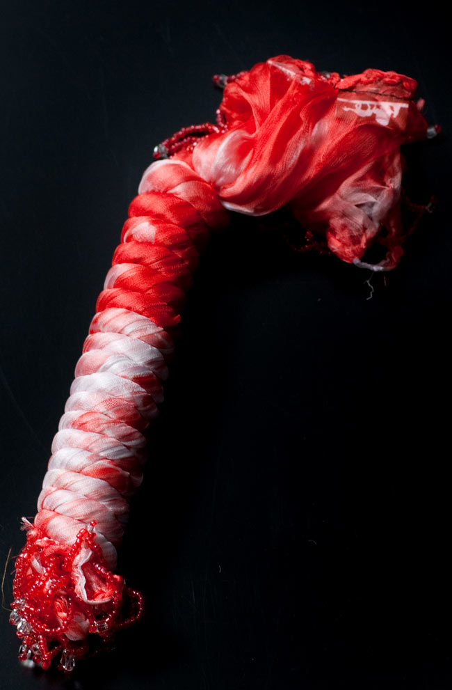 インドの薄ショール クリンクル タイダイドゥパッタ - 薄赤 5 - このように巻くことで、独特の色合いとクリンクルなフワフワした質感を生み出しています。