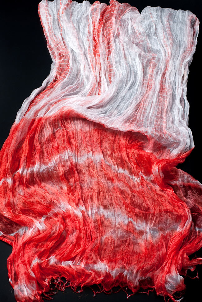 インドの薄ショール クリンクル タイダイドゥパッタ - 薄赤の写真