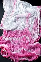 インドの薄ショール クリンクル タイダイドゥパッタ - 渋ピンクの商品写真