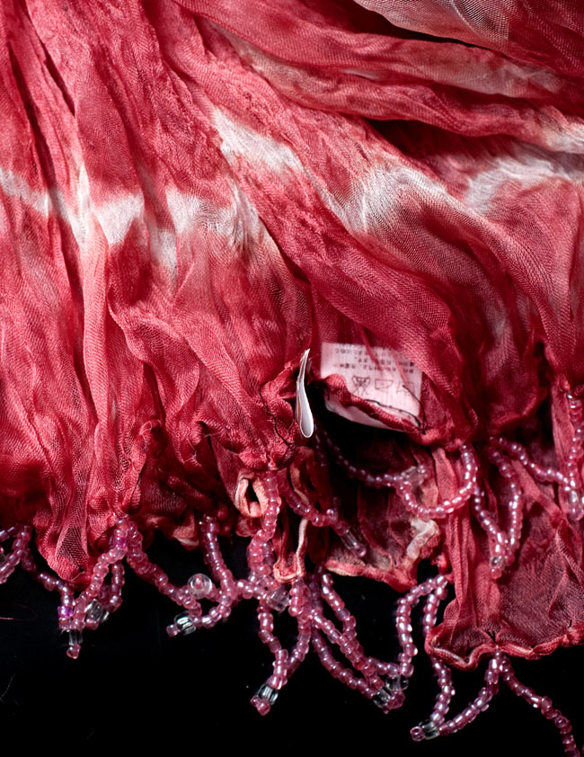 インドの薄ショール クリンクル タイダイドゥパッタ - ブラウンピンク 3 - 透け感のある生地に、ビーズがデコレーションされています