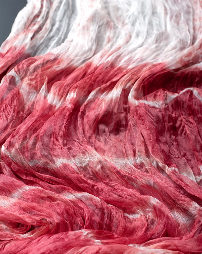 インドの薄ショール クリンクル タイダイドゥパッタ - ブラウンピンク 4 - 生地の拡大写真です