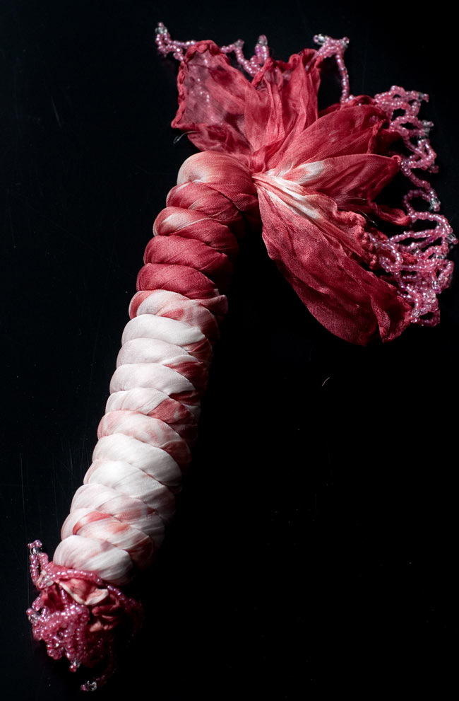 インドの薄ショール クリンクル タイダイドゥパッタ - ブラウンピンク 5 - このように巻くことで、独特の色合いとクリンクルなフワフワした質感を生み出しています。