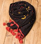 大きな模様の絞り染めドゥパッタ - 黒（赤フリンジ）の商品写真