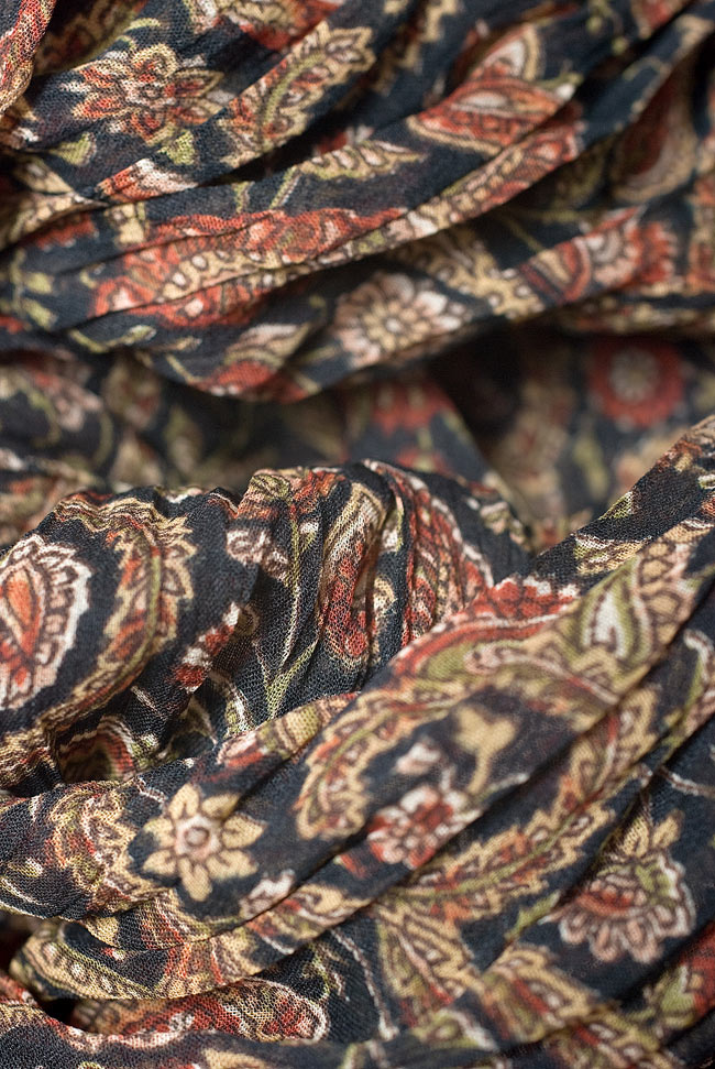 インドの薄ショール クリンクル ドゥパッタ - 黒 ペイズリー 5 - 生地の拡大写真です。適度な透け感があるため、暖かさはキープしつつも余分な熱気がこもりません。