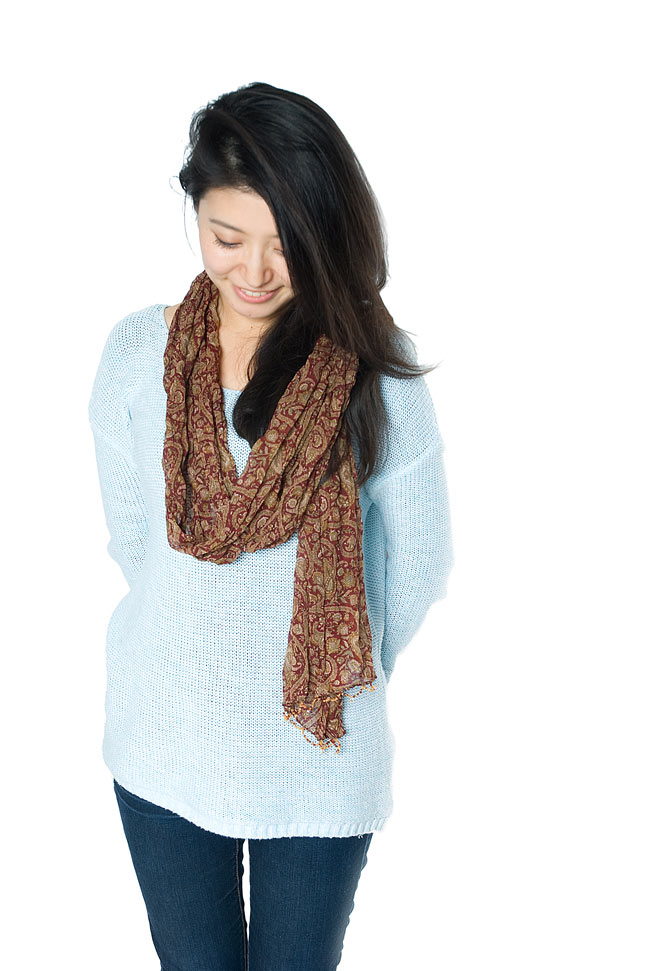 インドの薄ショール クリンクル ドゥパッタ - 黒 ペイズリー 6 - 首に巻いてみました。大人の装いにぴったりですね。