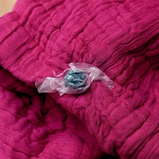 〔2枚セット〕あなたが完成させる 伝統の絞り染めストール バンデジ - ビビットピンク系 7 - どういう風に布を染め上げ、作っているのかがよくわかる布です。