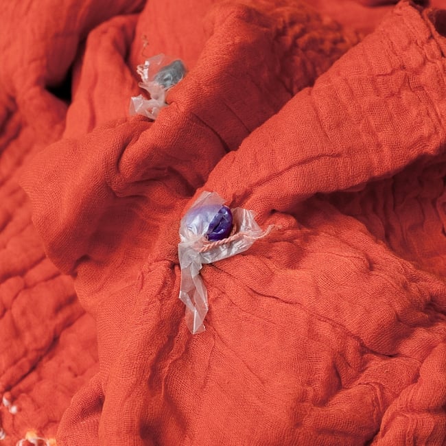 〔2枚セット〕あなたが完成させる 伝統の絞り染めストール バンデジ - オレンジ系 7 - どういう風に布を染め上げ、作っているのかがよくわかる布です。