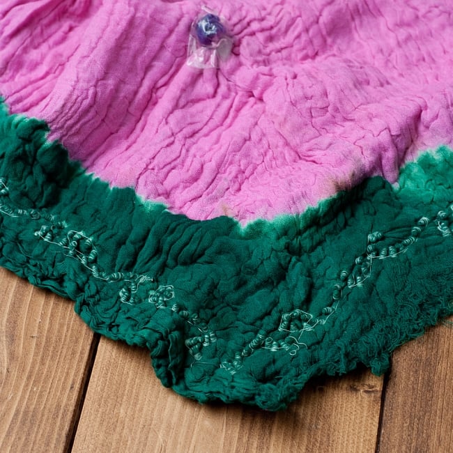 〔2枚セット〕あなたが完成させる 伝統の絞り染めストール バンデジ - ピンク×緑系 6 - 白くなっていたところは、このように糸を結ぶことで模様になります。