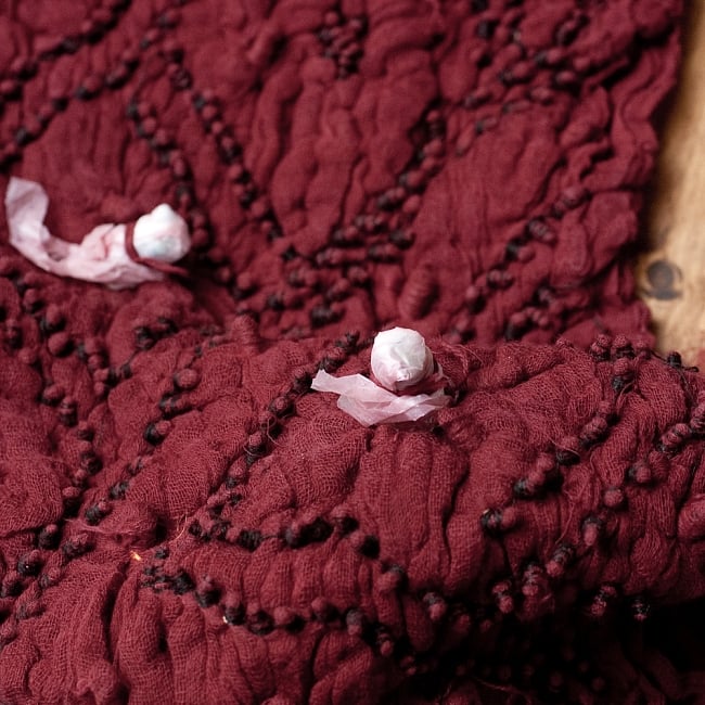 あなたが完成させる 伝統の絞り染めストール バンデジ - 赤茶 7 - どういう風に布を染め上げ、作っているのかがよくわかる布です。